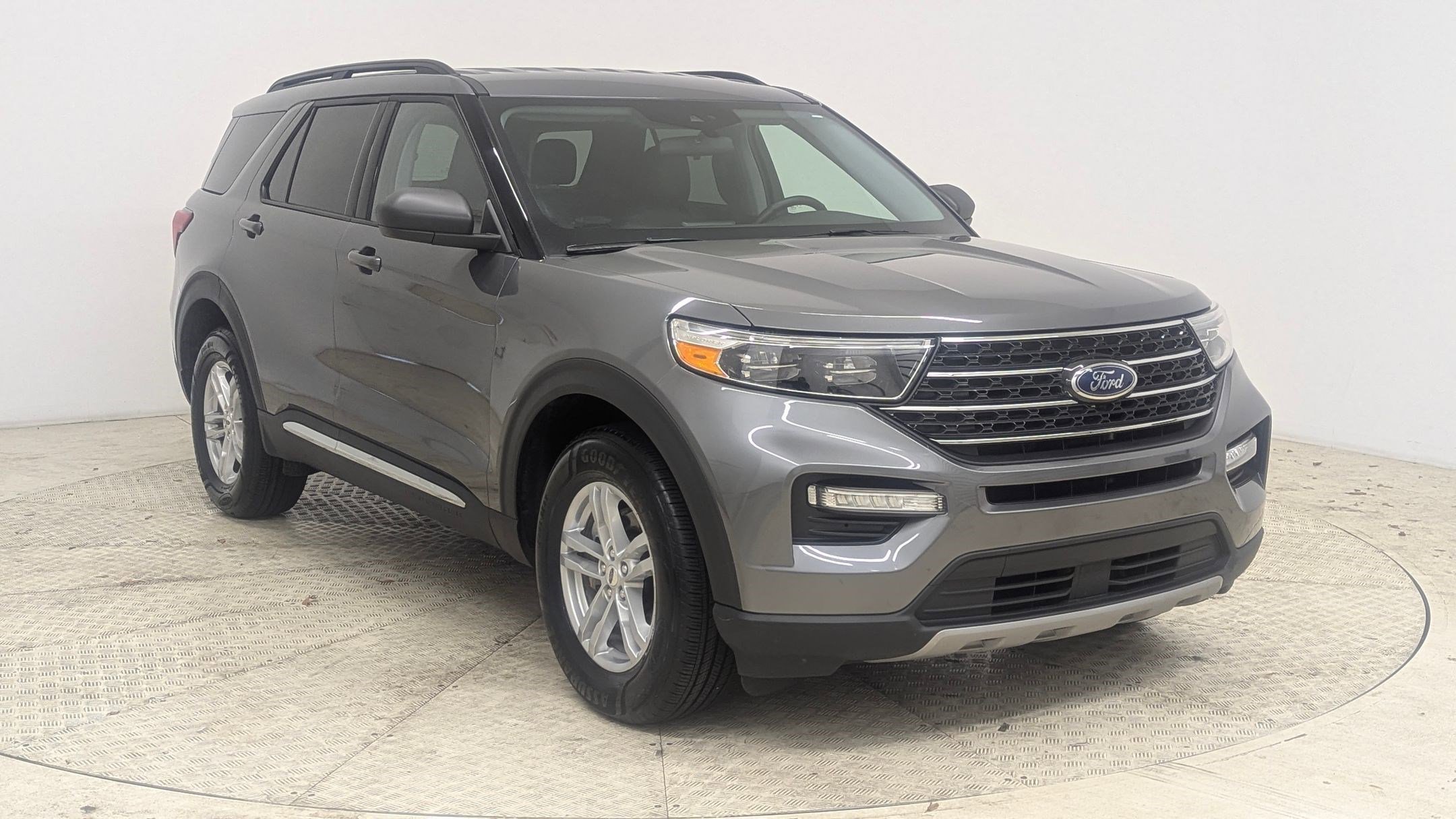 Certified 2022 Ford Explorer XLT w/ Equipment Group 202A image 6