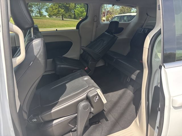 Used 2023 Chrysler Pacifica Touring-L FWD image 9