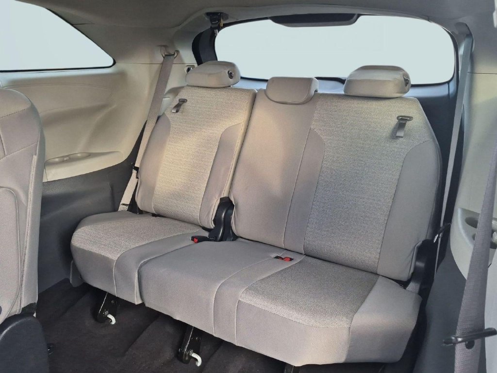 Used 2024 Toyota Sienna LE AWD/4WD image 33