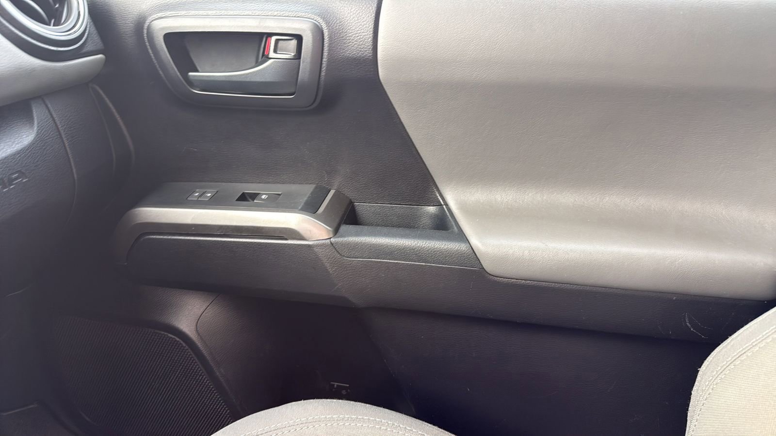 Used 2020 Toyota Tacoma SR5 w/ SR5 Appearance Package (SM) RWD image 27