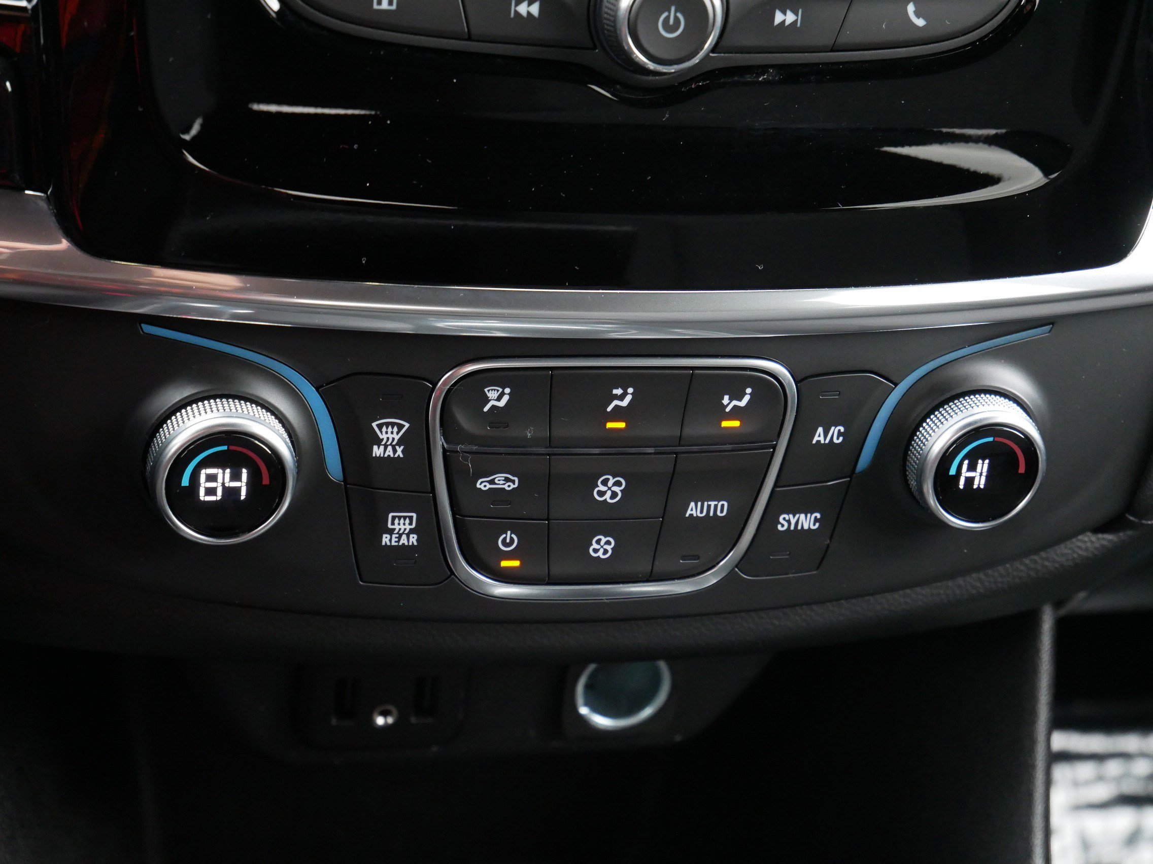 Used 2023 Chevrolet Traverse LT w/ LPO, Floor Liner Package AWD/4WD image 23