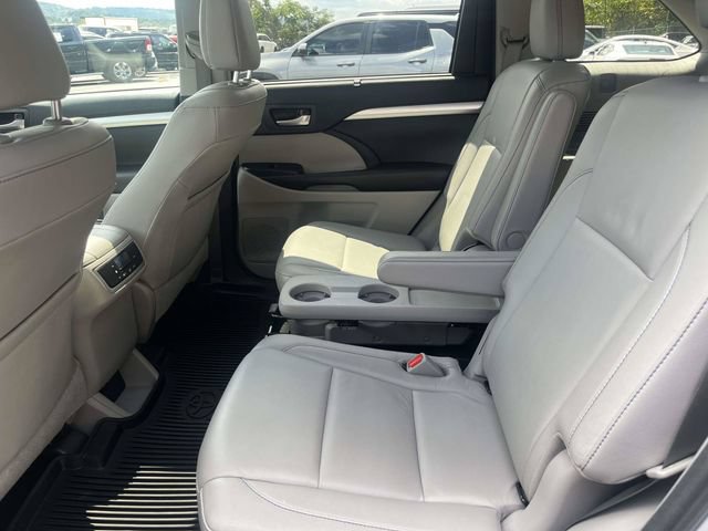 Used 2018 Toyota Highlander XLE AWD/4WD image 13