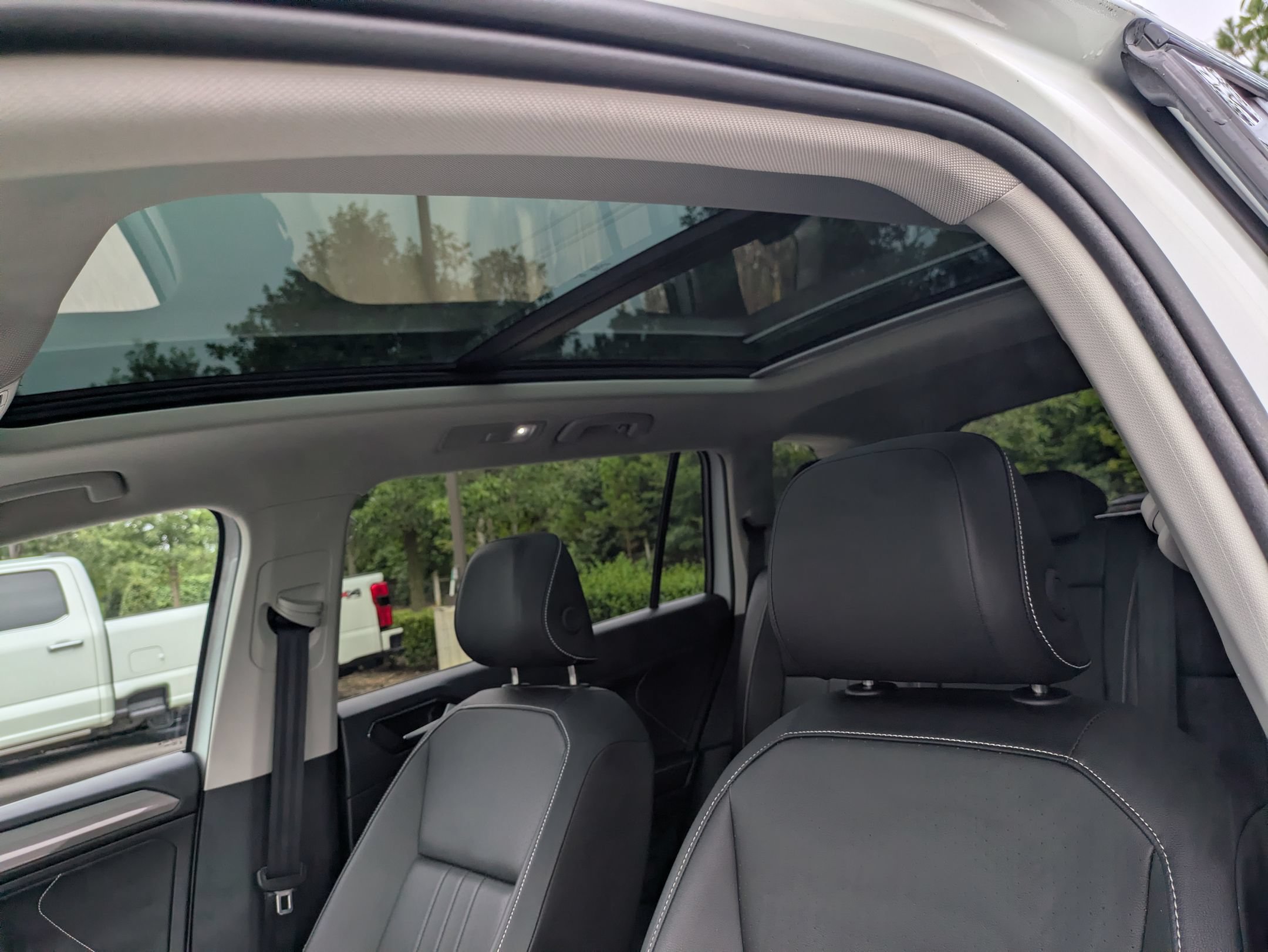 Used 2024 Volkswagen Tiguan SE w/ Panoramic Sunroof Package AWD/4WD image 27