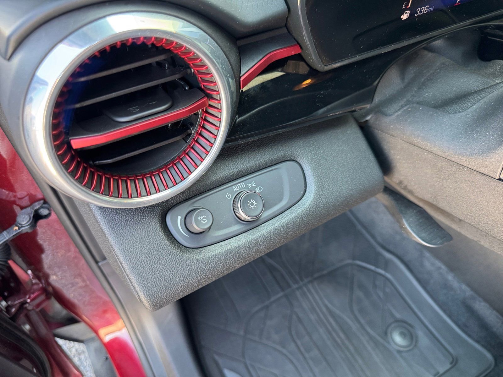 Used 2024 Chevrolet Trax RS w/ Sunroof Package image 19