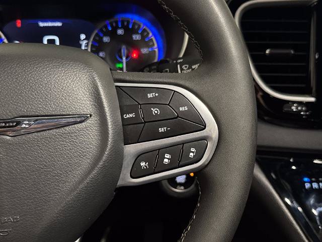 Used 2025 Chrysler Pacifica Select FWD image 21