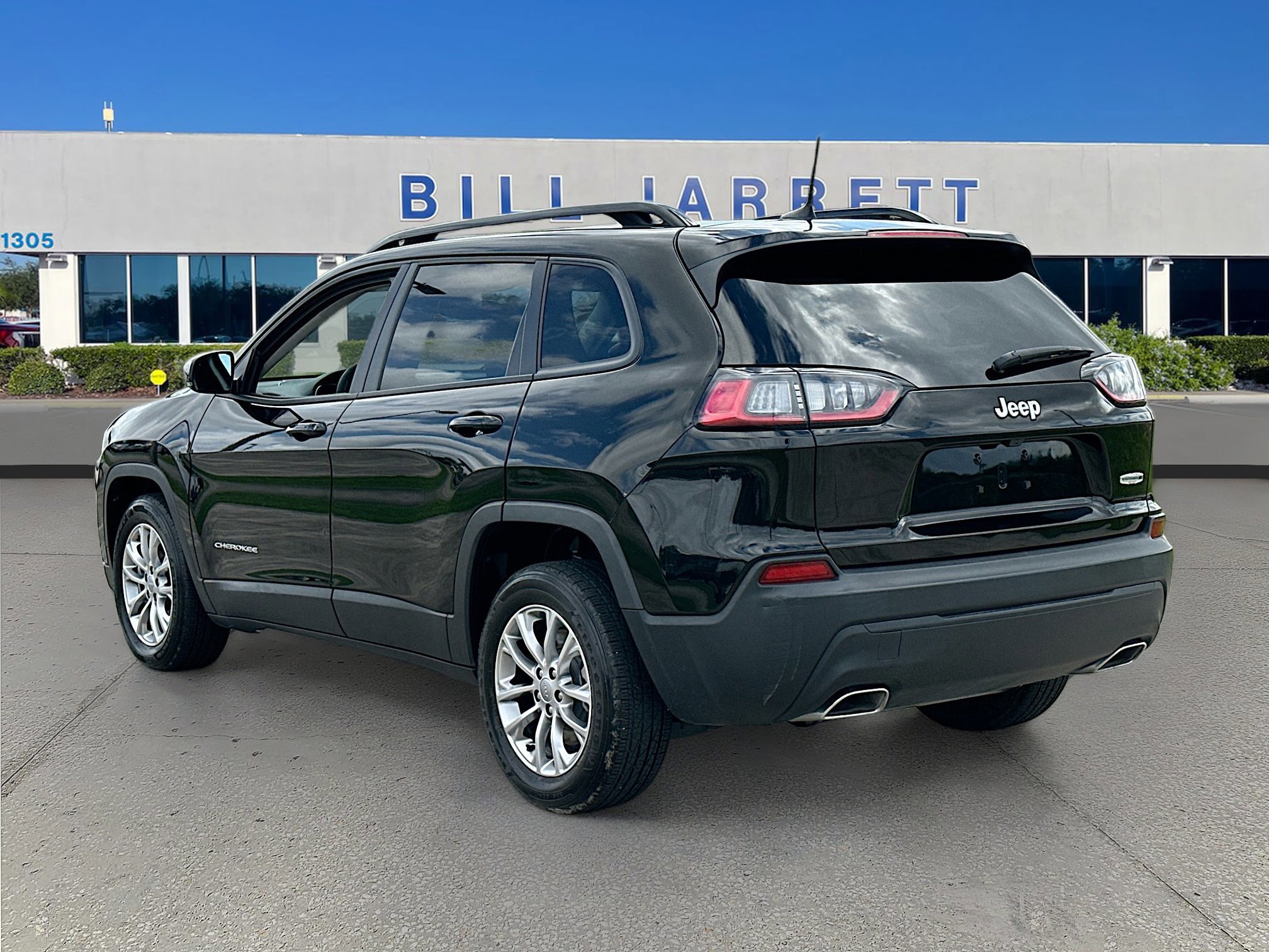 Used 2022 Jeep Cherokee Latitude Lux w/ Mopar Interior Package FWD image 3