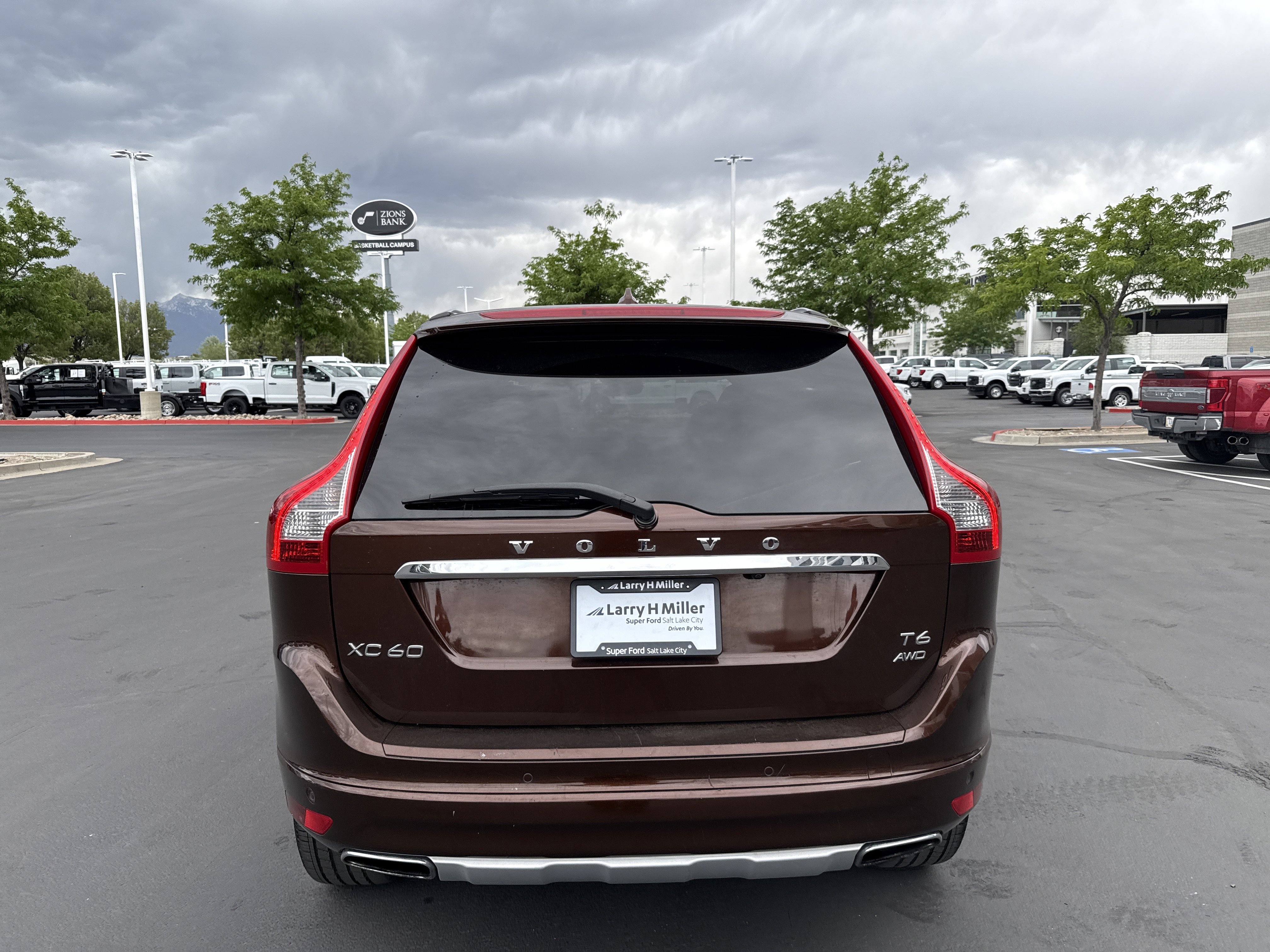 Used 2017 Volvo XC60 T6 Inscription w/ Climate Package AWD/4WD image 4