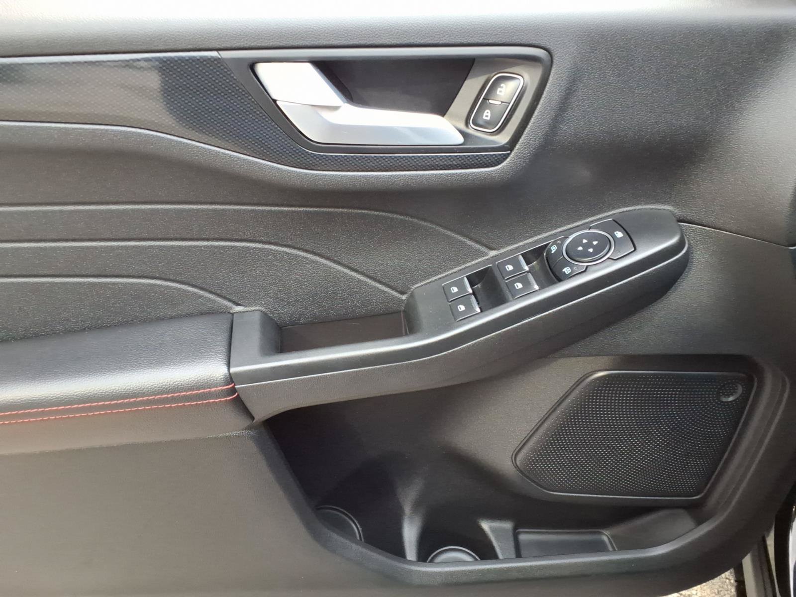 Certified 2025 Ford Escape ST-Line AWD/4WD image 9
