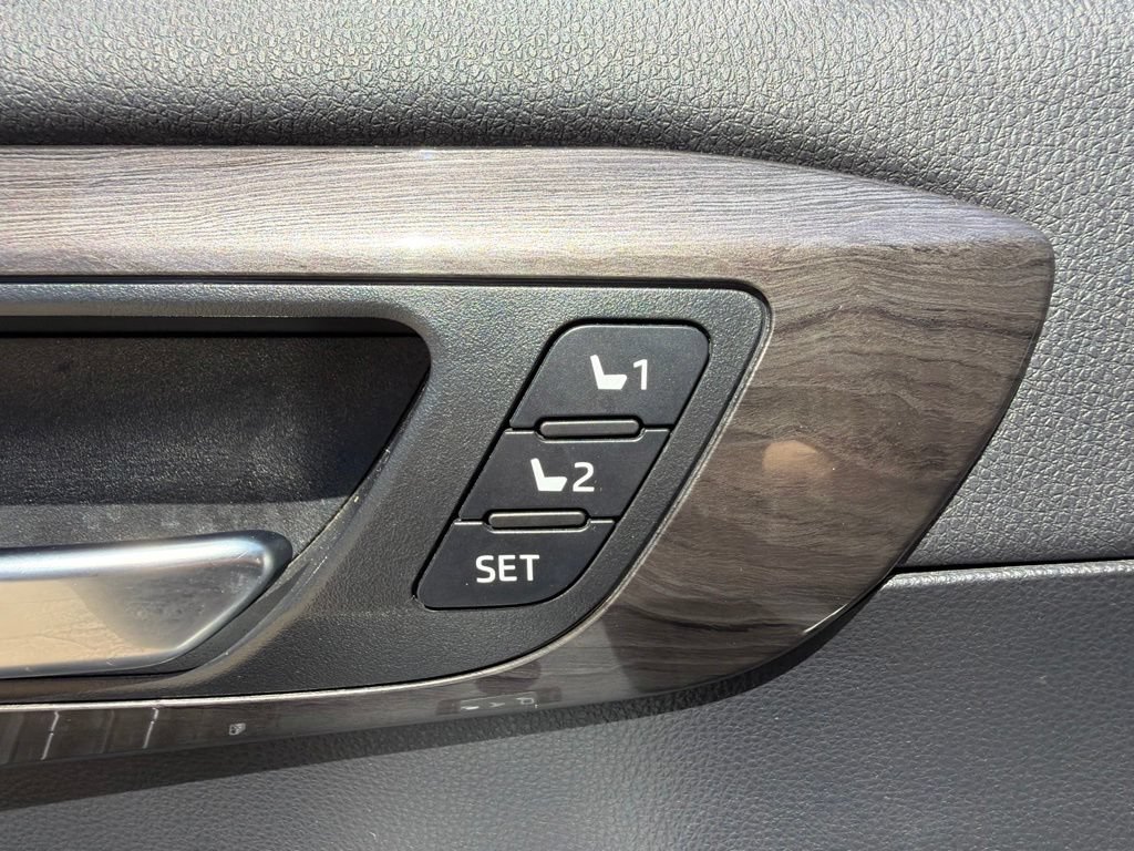 Used 2023 Toyota Highlander Limited FWD image 27