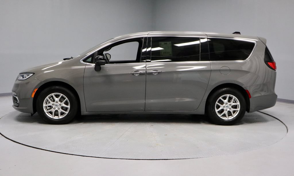 Used 2025 Chrysler Pacifica Select FWD image 9