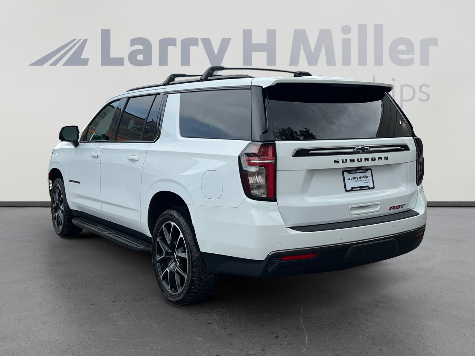 Used 2021 Chevrolet Suburban RST w/ Luxury Package AWD/4WD image 3