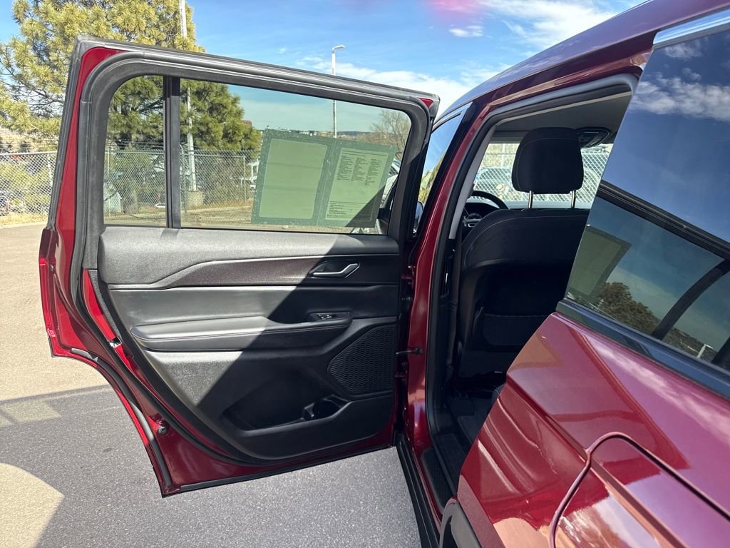 Used 2023 Jeep Grand Cherokee L Laredo image 22