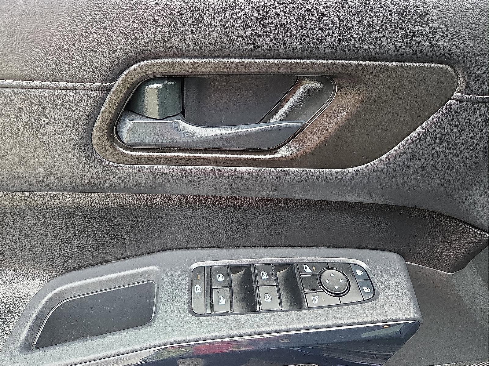 Used 2025 Nissan Pathfinder SV image 14