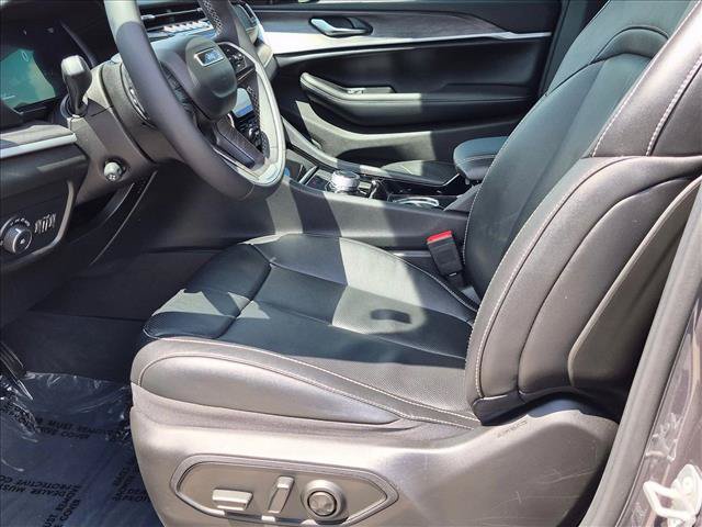 Used 2023 Jeep Grand Cherokee L Limited w/ Luxury Tech Group II AWD/4WD image 14