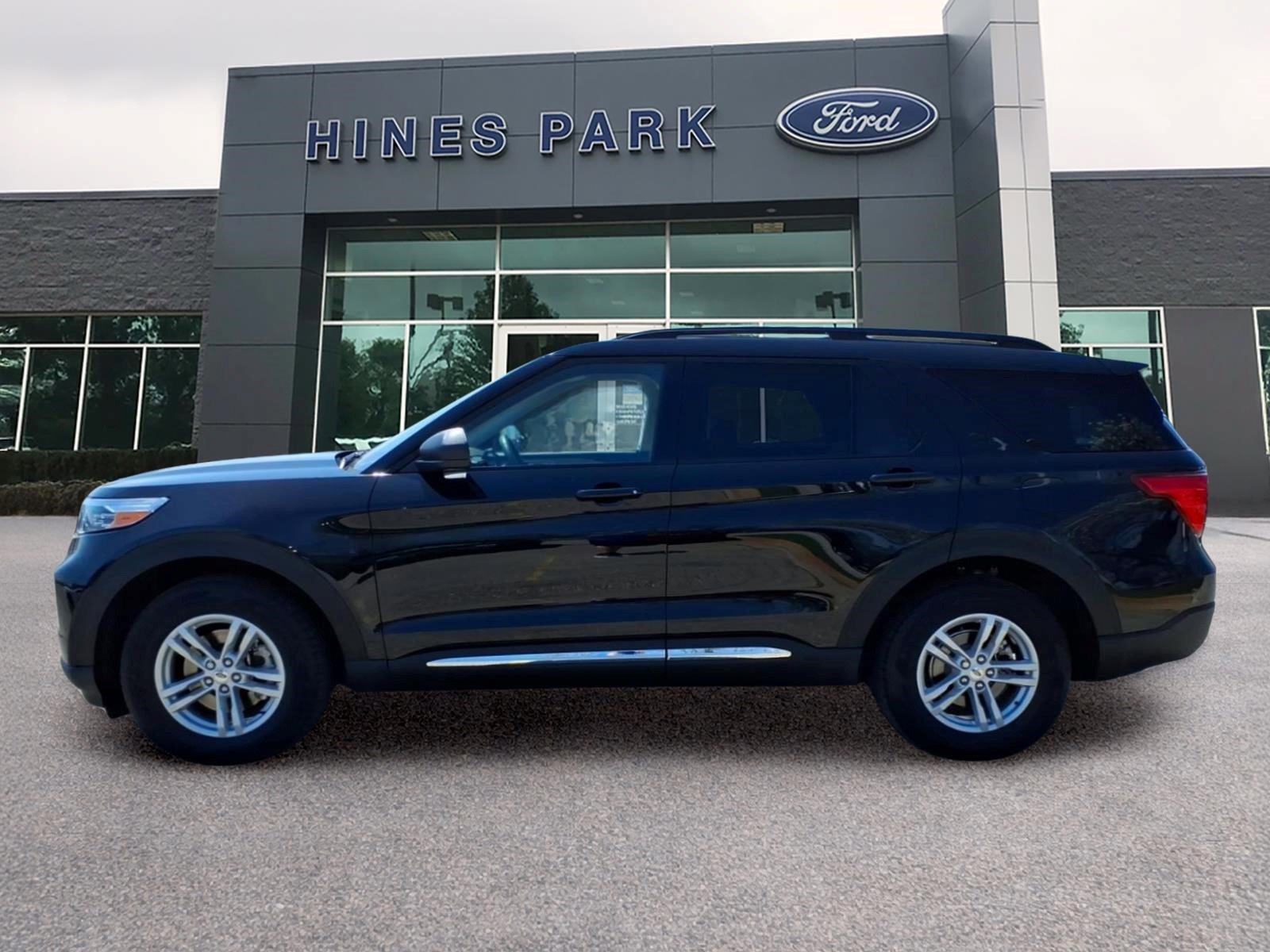 Certified 2023 Ford Explorer XLT w/ Equipment Group 202A AWD/4WD image 4