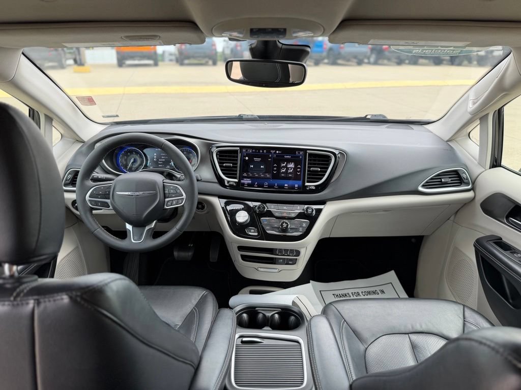 Used 2022 Chrysler Pacifica Touring-L FWD image 43