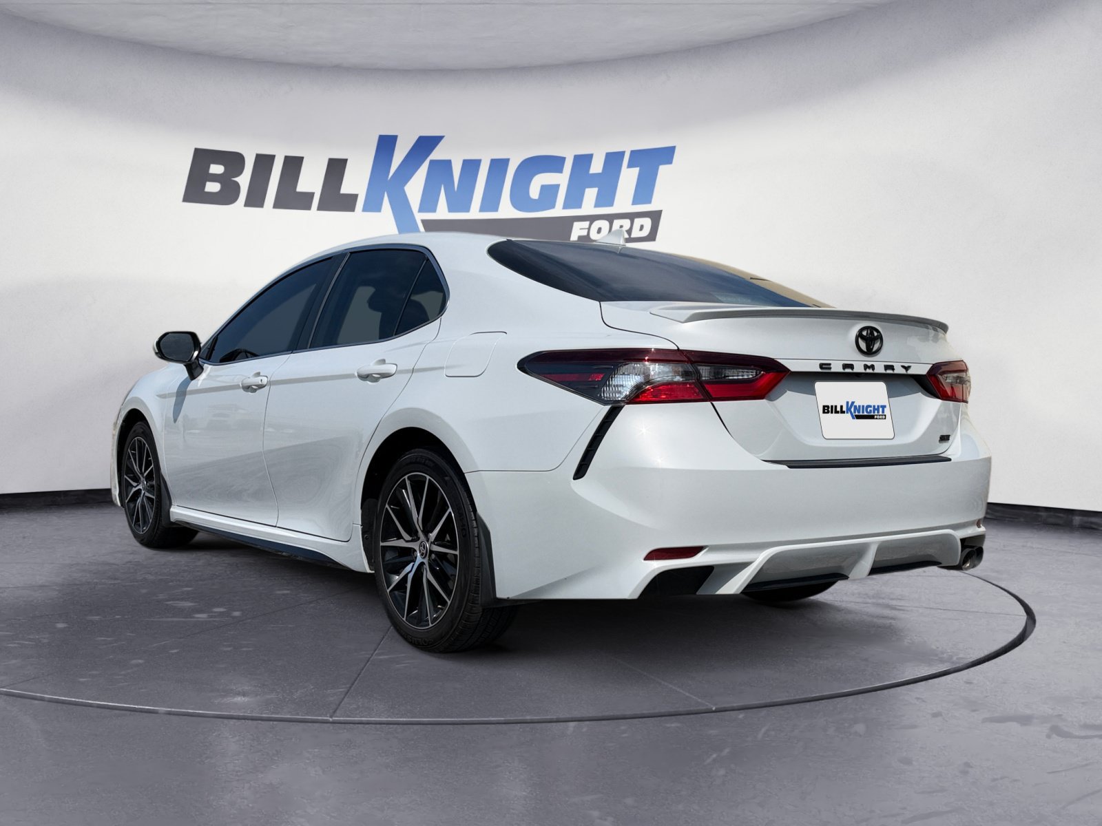 Used 2023 Toyota Camry SE w/ Convenience Package FWD image 3