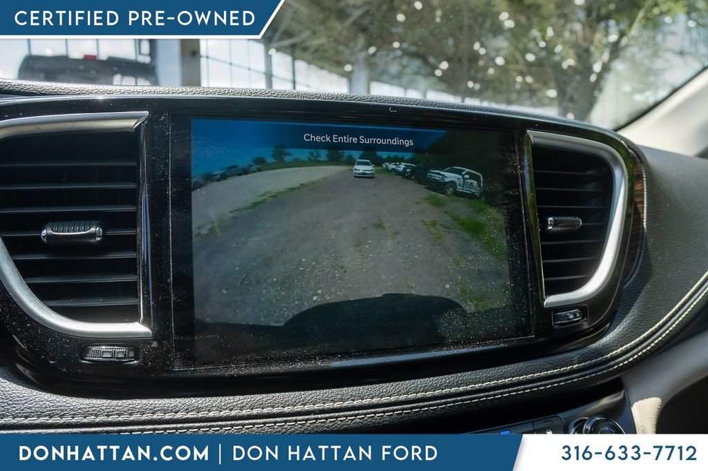 Used 2023 Chrysler Pacifica Limited FWD image 9