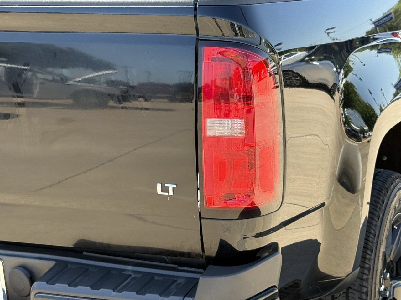 Used 2017 Chevrolet Colorado LT w/ Midnight Edition RWD image 7