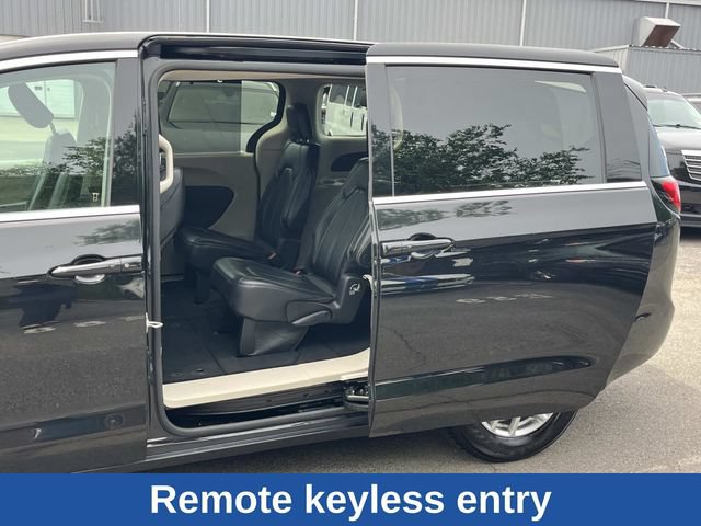 Used 2023 Chrysler Pacifica Touring-L FWD image 23