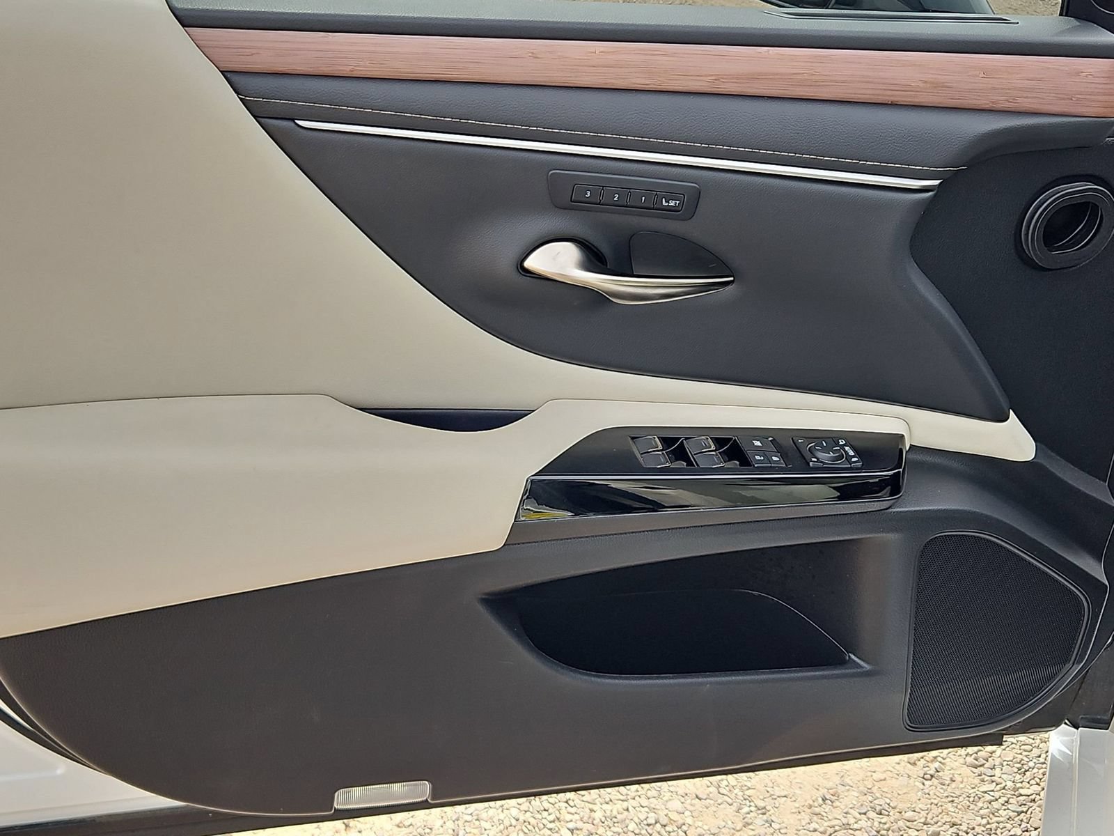 Used 2025 Lexus ES 300h w/ Premium Package FWD image 12