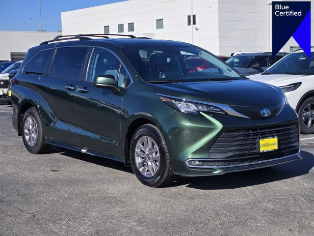 Used 2022 Toyota Sienna XLE image 1