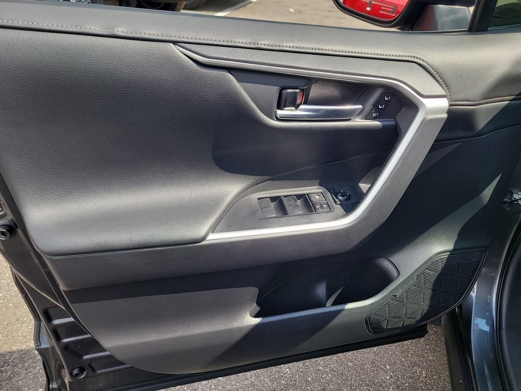Used 2020 Toyota RAV4 Limited FWD image 15