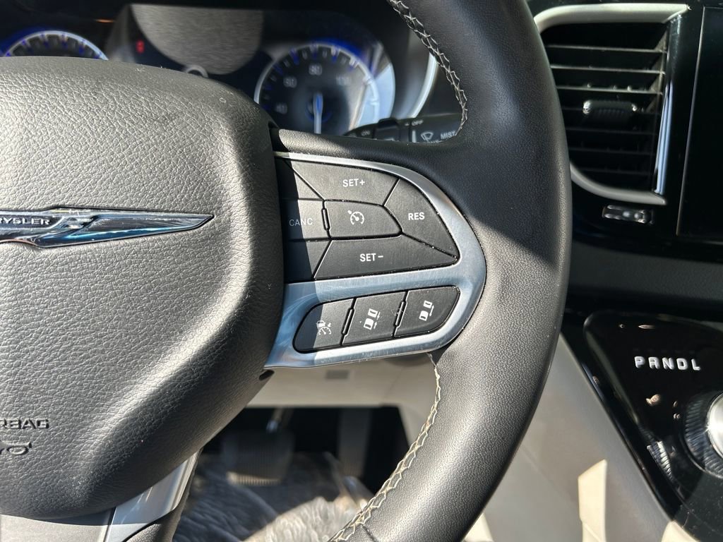 Used 2023 Chrysler Pacifica Touring-L image 22