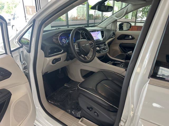 Used 2023 Chrysler Pacifica Limited FWD image 9