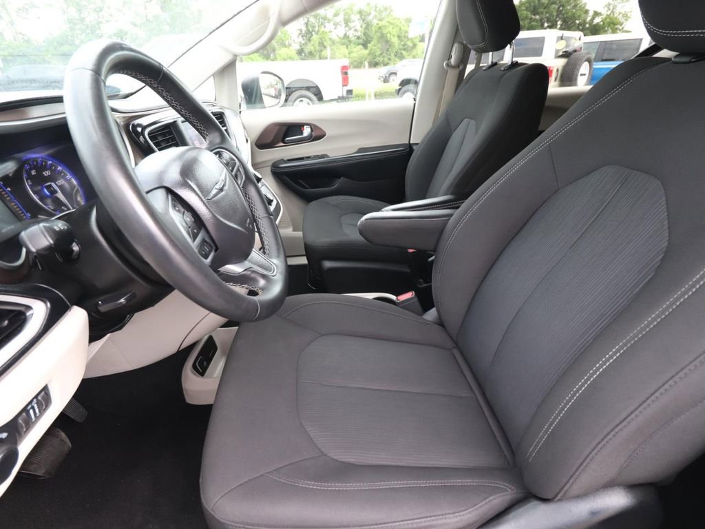 Used 2023 Chrysler Voyager LX FWD image 2