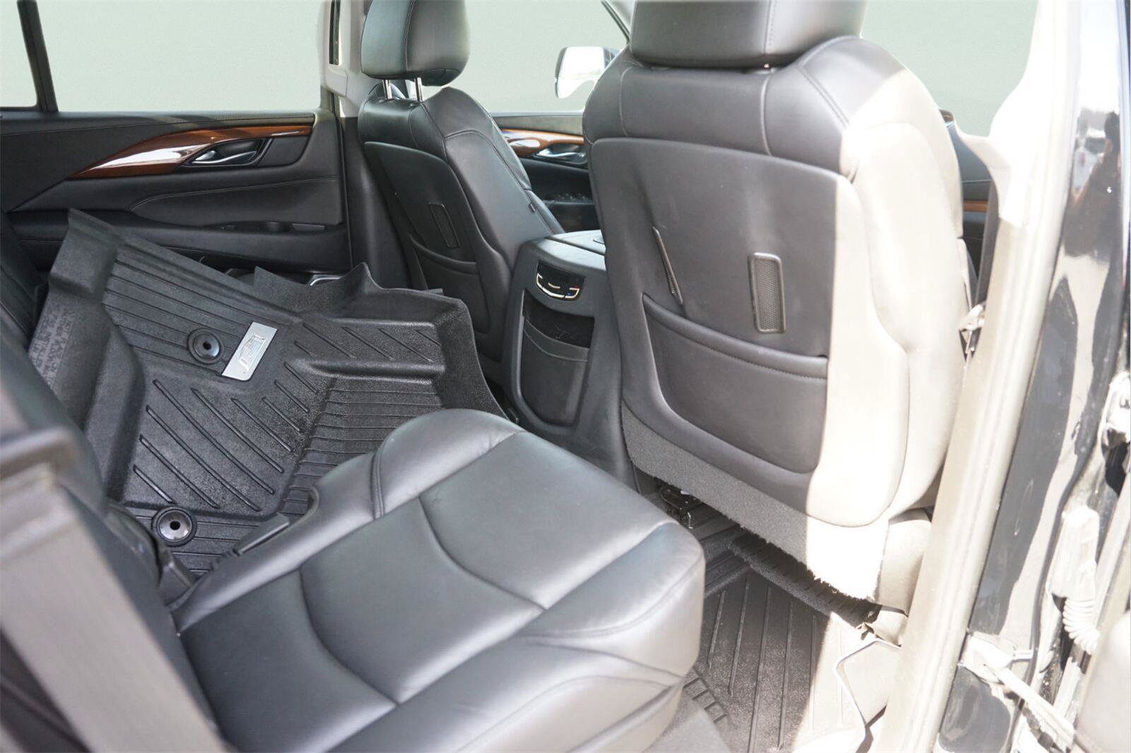 Used 2019 Cadillac Escalade Luxury AWD/4WD image 17