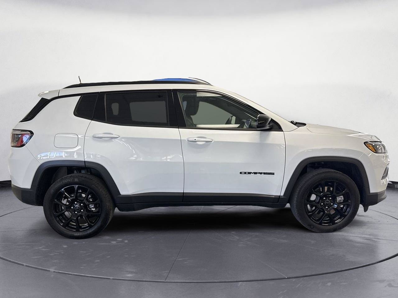 Used 2026 Jeep Compass Latitude AWD/4WD image 9