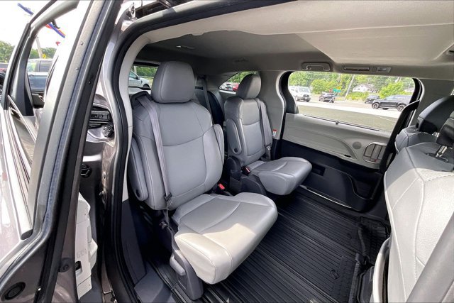 Used 2021 Toyota Sienna XLE FWD image 26