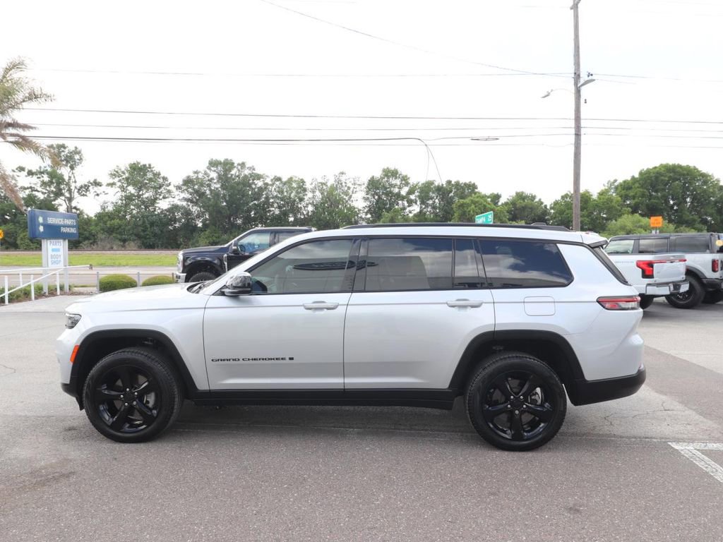 Used 2025 Jeep Grand Cherokee L Limited w/ Black Appearance Package AWD/4WD image 2