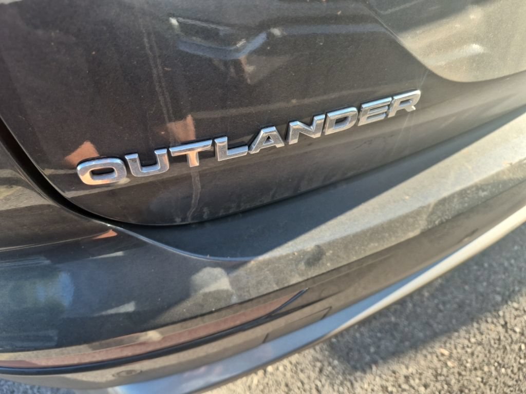 Used 2025 Mitsubishi Outlander SE FWD image 12
