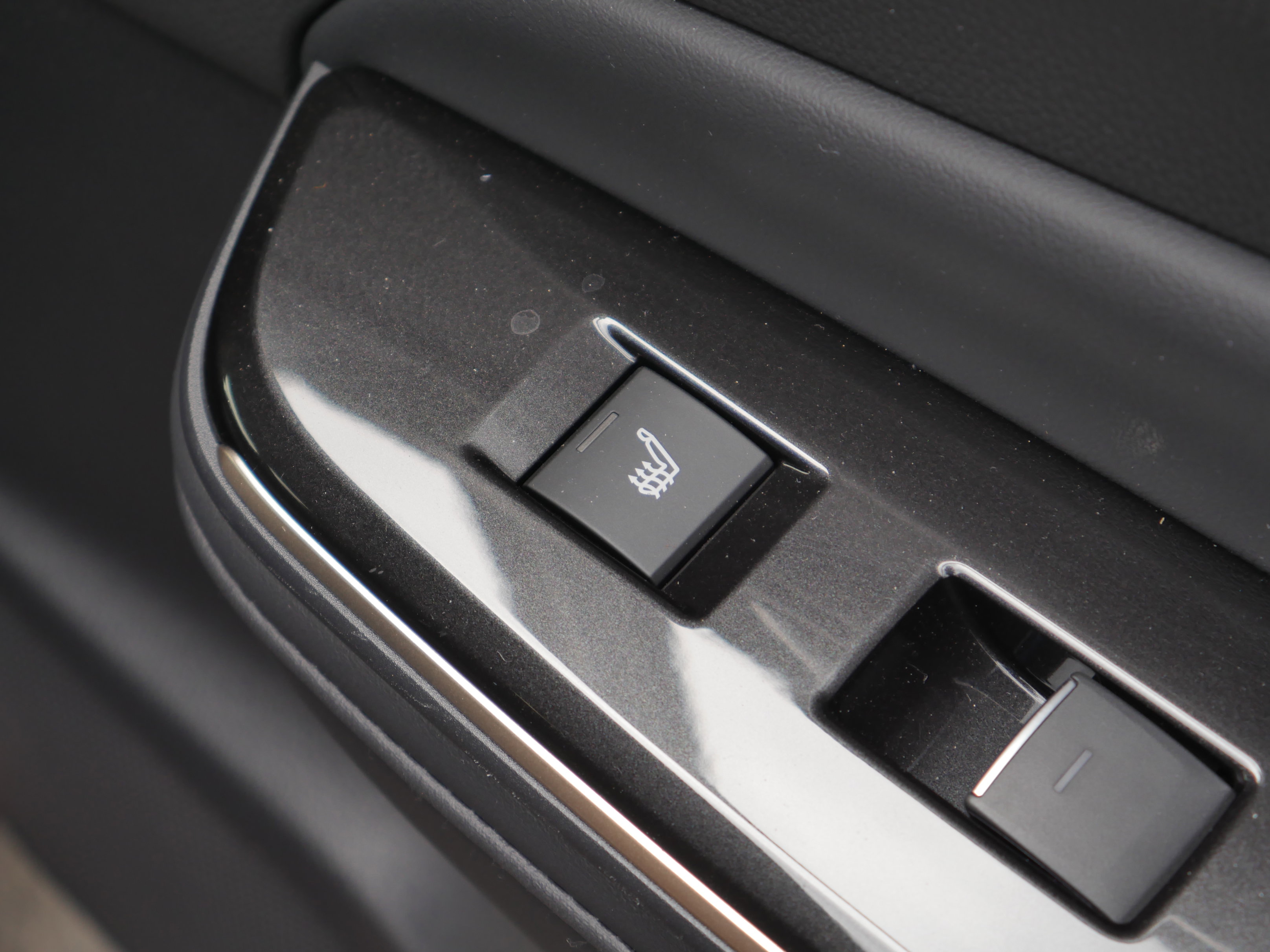 Used 2025 Toyota Crown Signia w/ Advanced Technology Package image 37