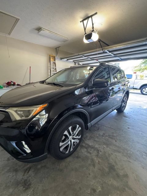 Used 2017 Toyota RAV4 LE FWD image 1