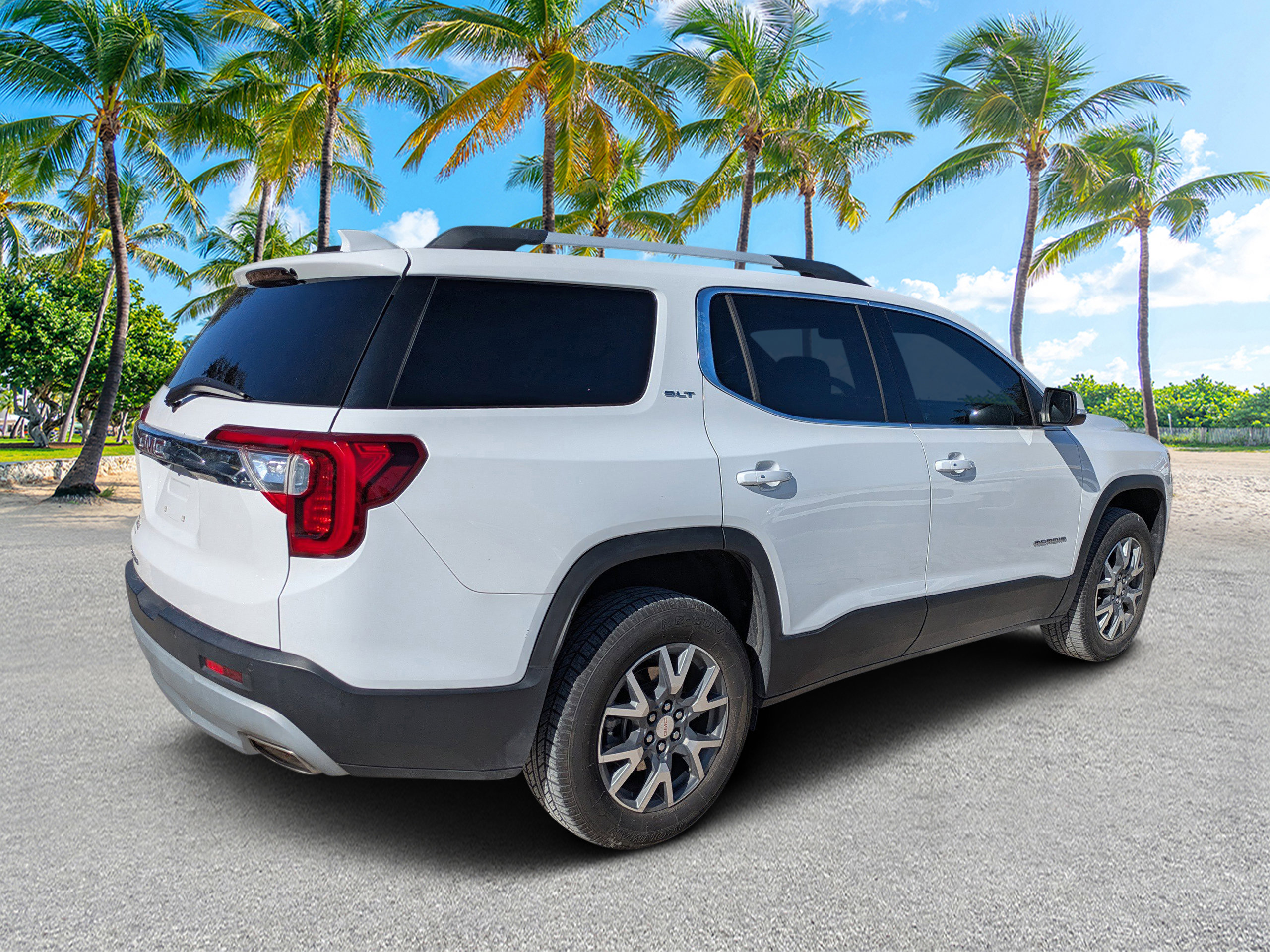 Used 2023 GMC Acadia SLT FWD image 4