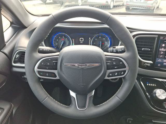 Used 2025 Chrysler Pacifica Select FWD image 22