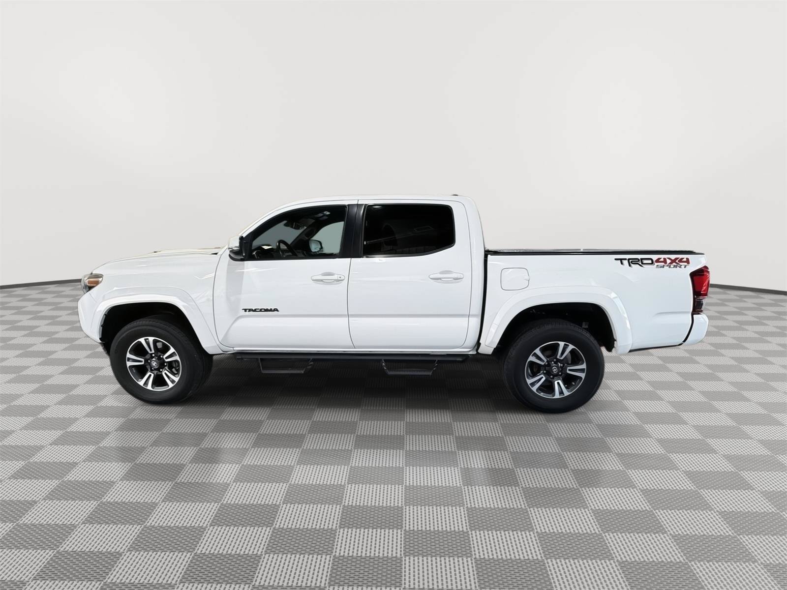 Used 2019 Toyota Tacoma TRD Sport AWD/4WD image 2