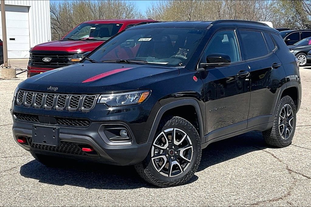 Used 2025 Jeep Compass Trailhawk AWD/4WD image 2