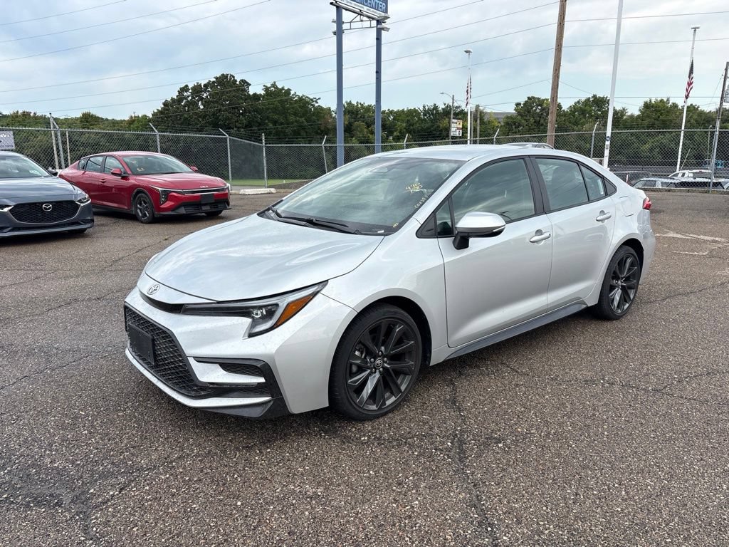 Used 2025 Toyota Corolla SE FWD image 3