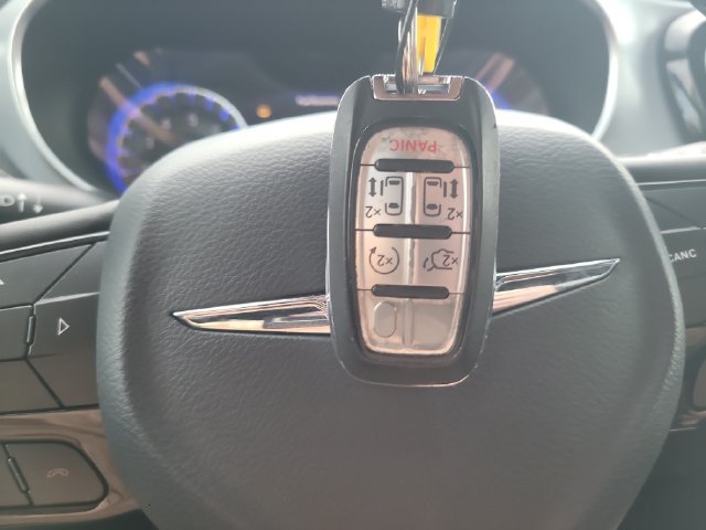 Used 2025 Chrysler Pacifica Limited FWD image 32