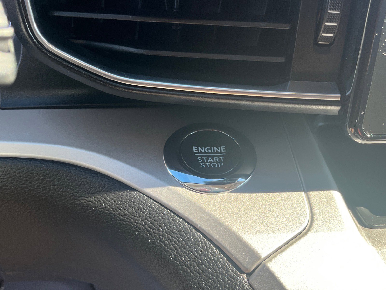 Certified 2022 Ford Explorer XLT w/ Equipment Group 202A image 8