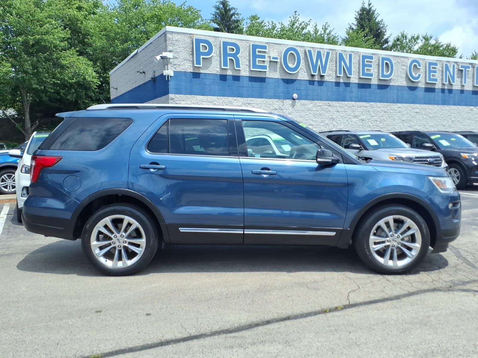 Certified 2018 Ford Explorer XLT w/ Equipment Group 202A AWD/4WD image 3