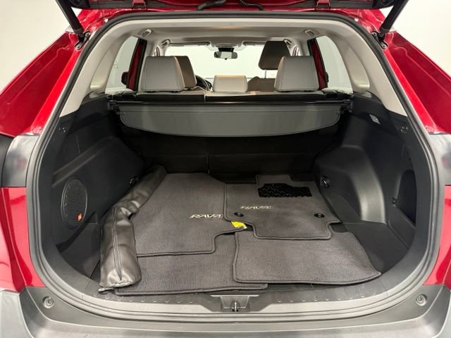 Used 2019 Toyota RAV4 XLE Premium FWD image 33