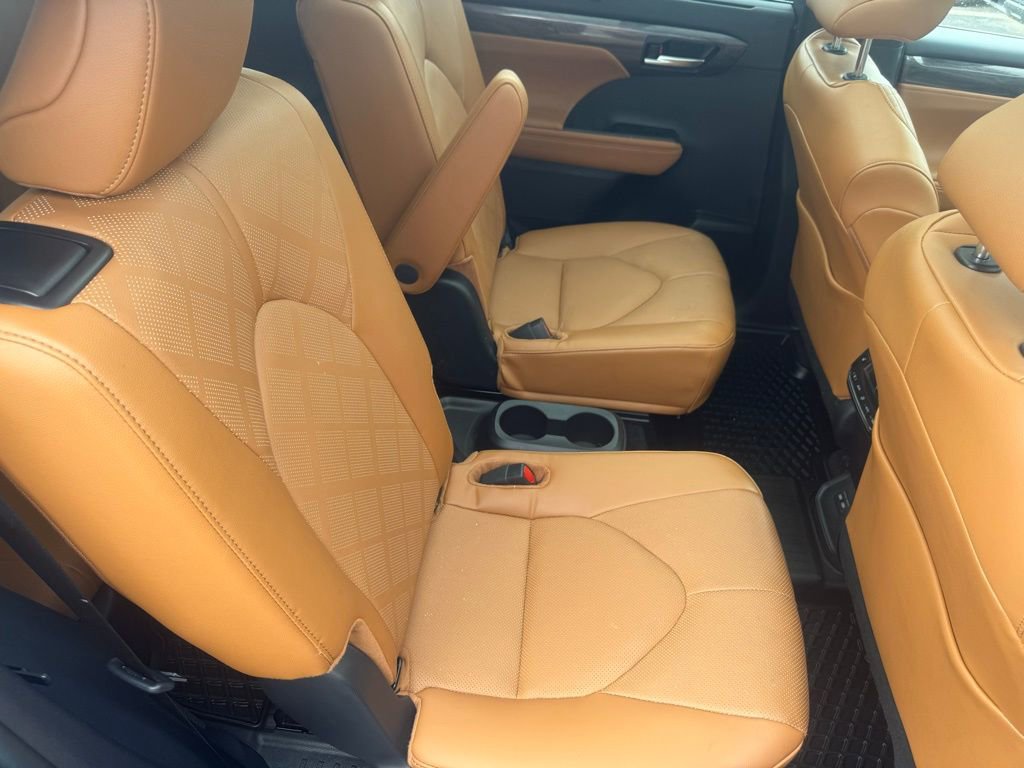 Used 2025 Toyota Highlander Platinum AWD/4WD image 52