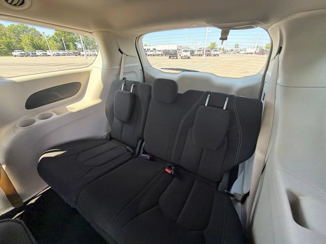 Used 2022 Chrysler Voyager LX FWD image 16