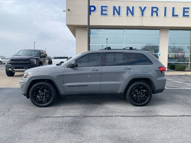 Used 2019 Jeep Grand Cherokee Laredo image 2