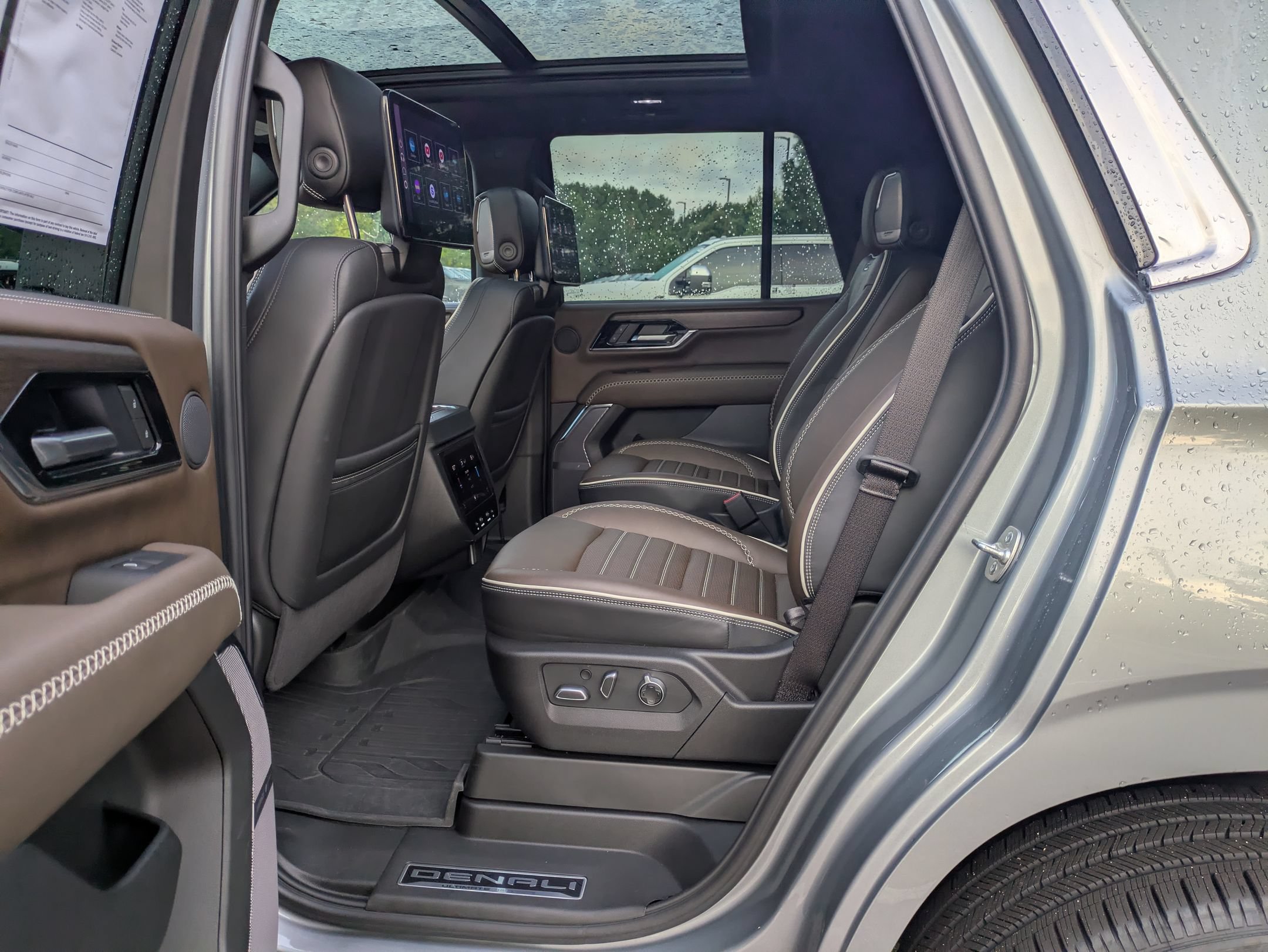 Used 2025 GMC Yukon Denali Ultimate AWD/4WD image 27
